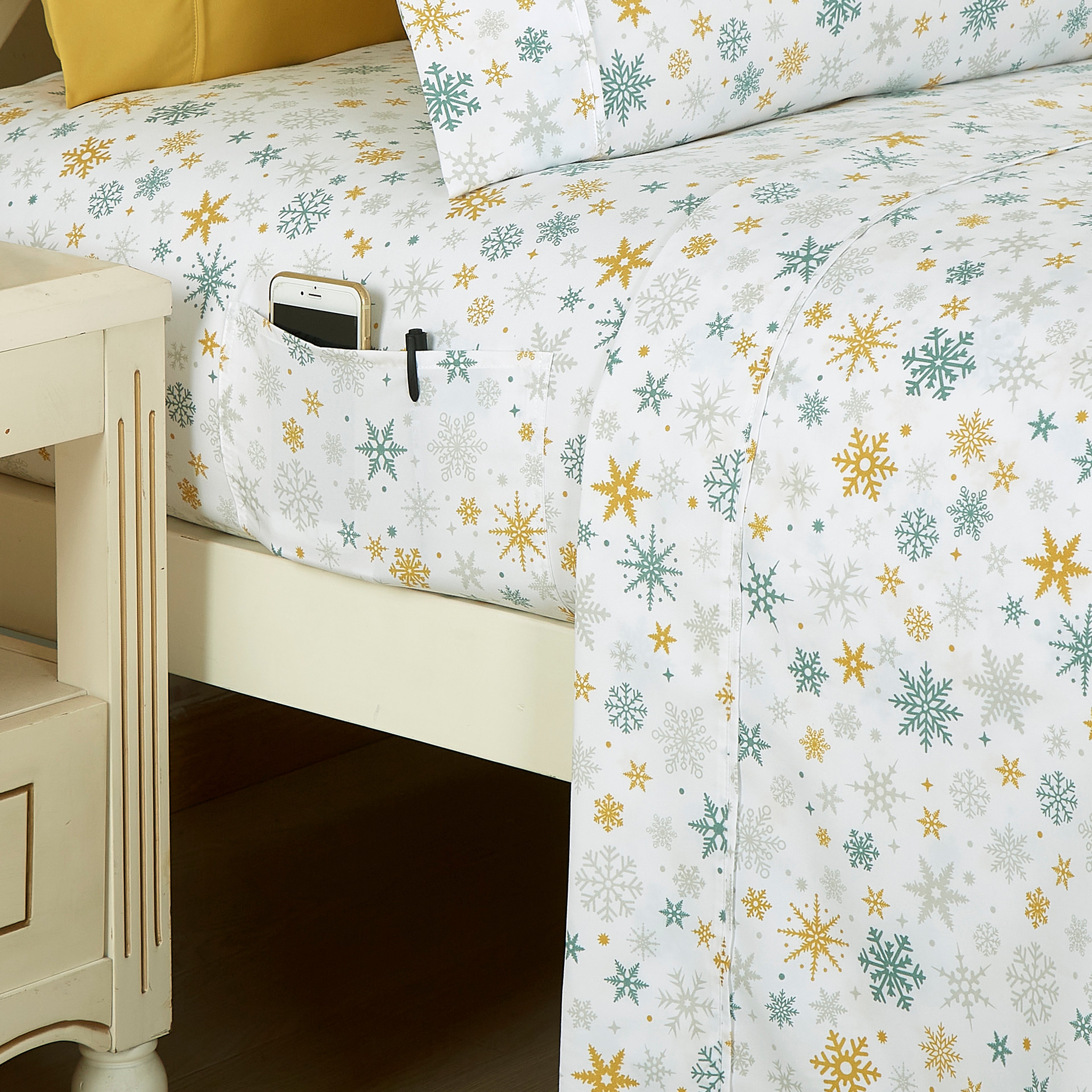 6-Piece Christmas & Holiday Sheet Set - Soft as a Hotel Premium Quality