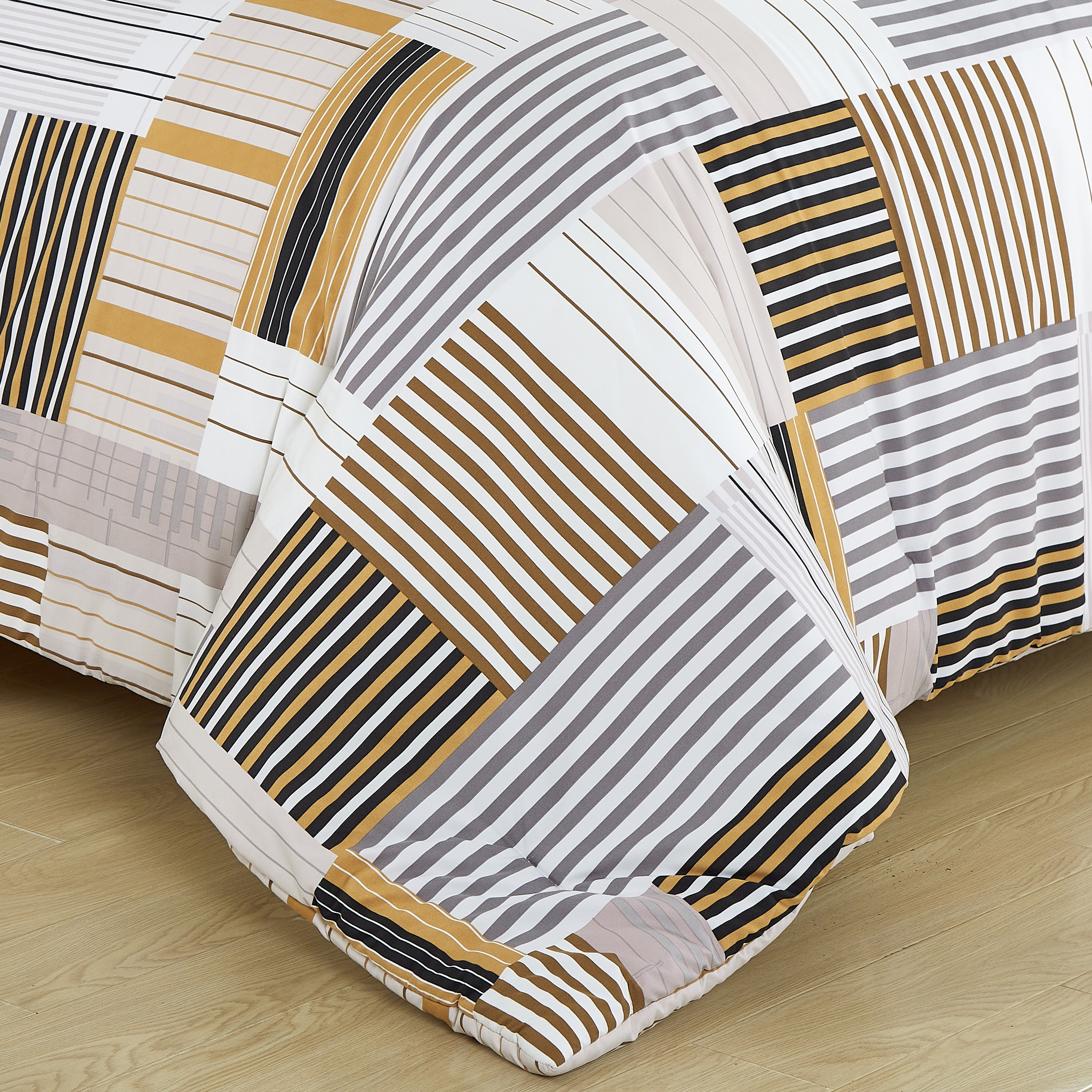 8-Piece Lodge Plaid and Patch Reversible Comforter Set - Includes 4-Piece Sheet Set with Double Sided Storage Pockets