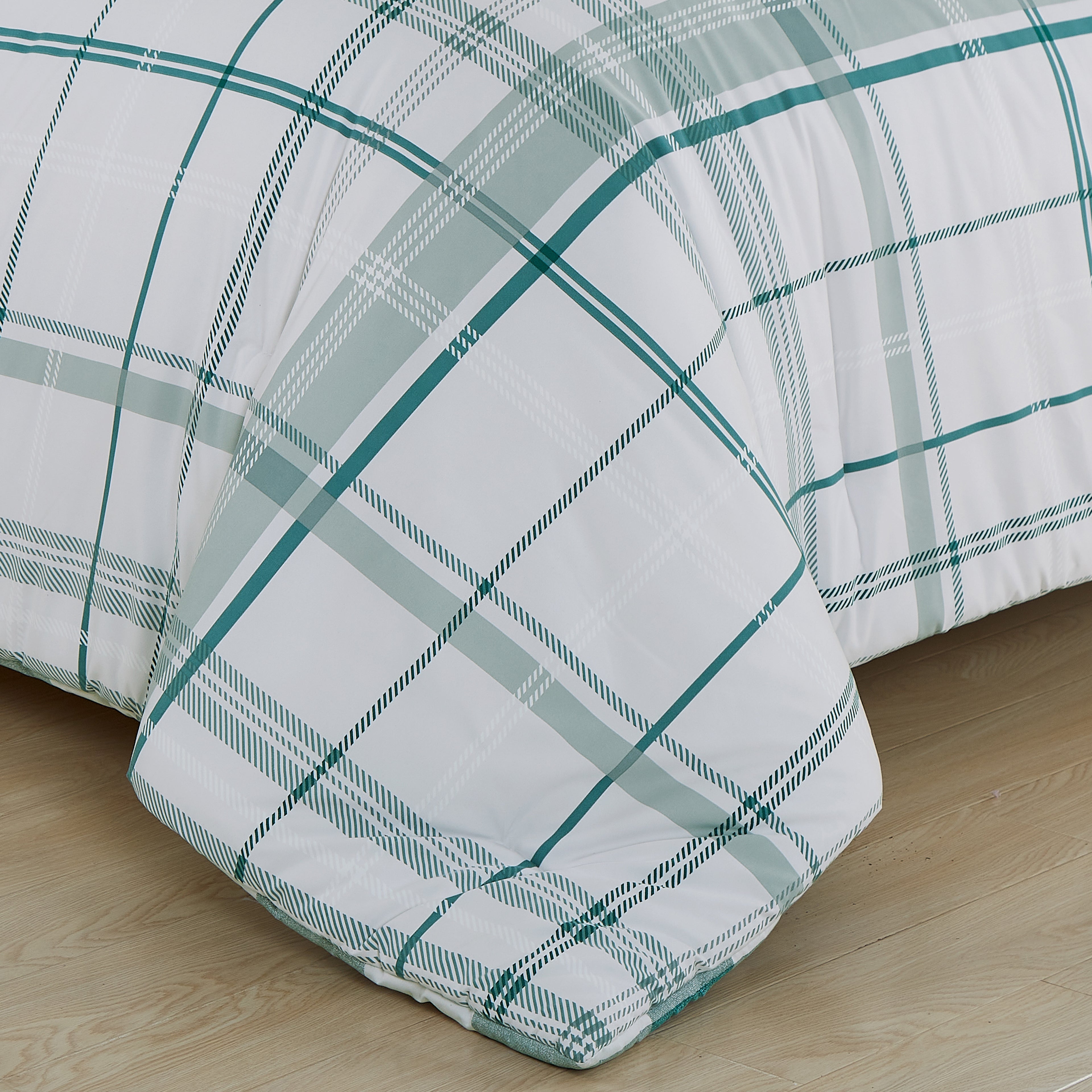 8-Piece Lodge Plaid and Patch Reversible Comforter Set - Includes 4-Piece Sheet Set with Double Sided Storage Pockets