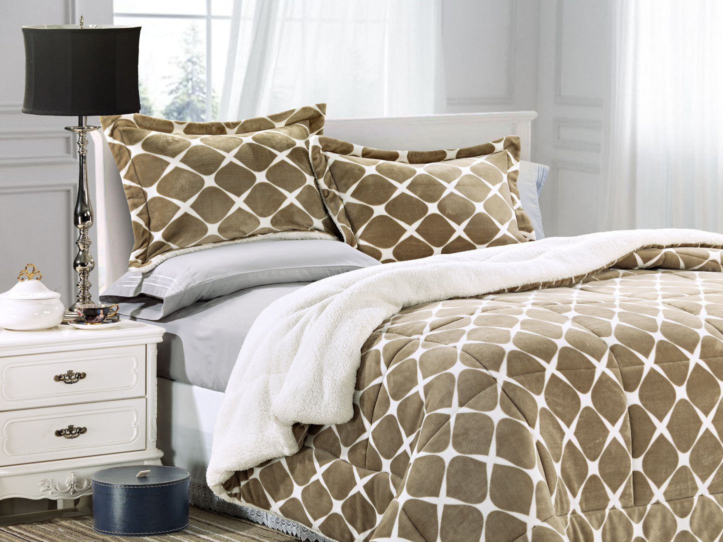 Elegant Comfort 3-Piece Micro-Suede Reversible Sherpa - Bloomingdale Pattern Comforter Set